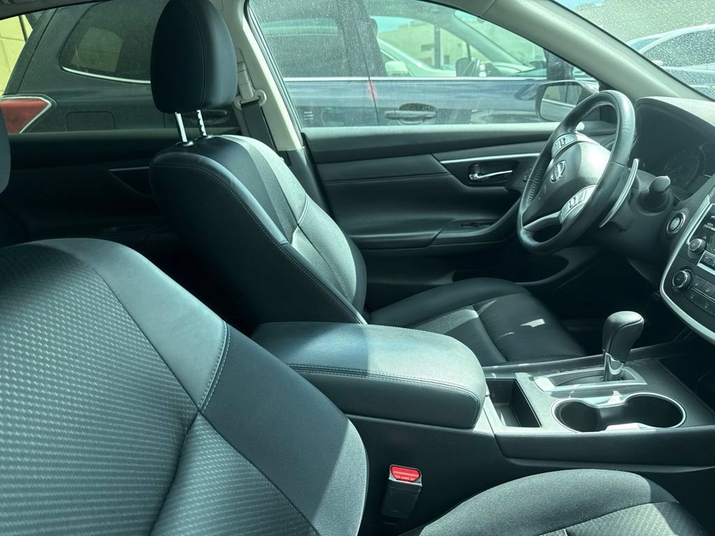 Used 2017 Nissan Altima 2.5 SR w/ Midnight Edition Package FWD image 3