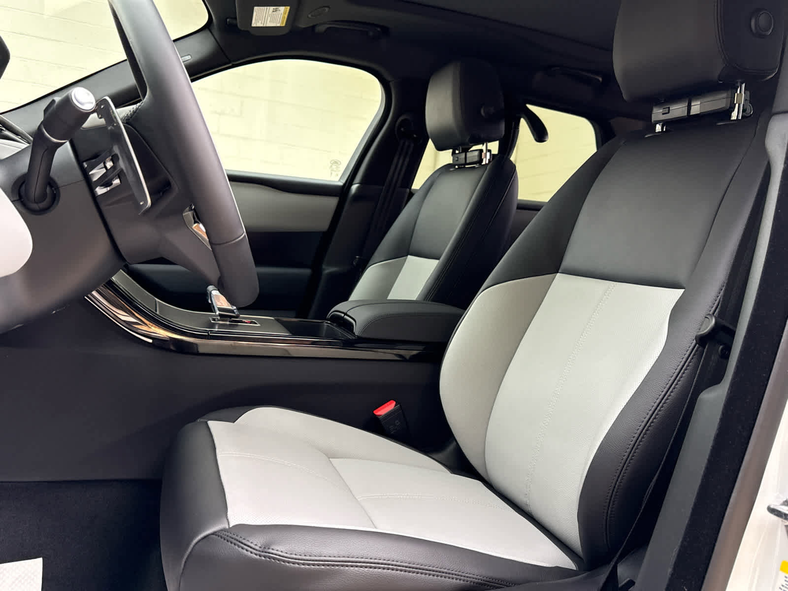 New 2026 Land Rover Range Rover Velar Dynamic SE image 13