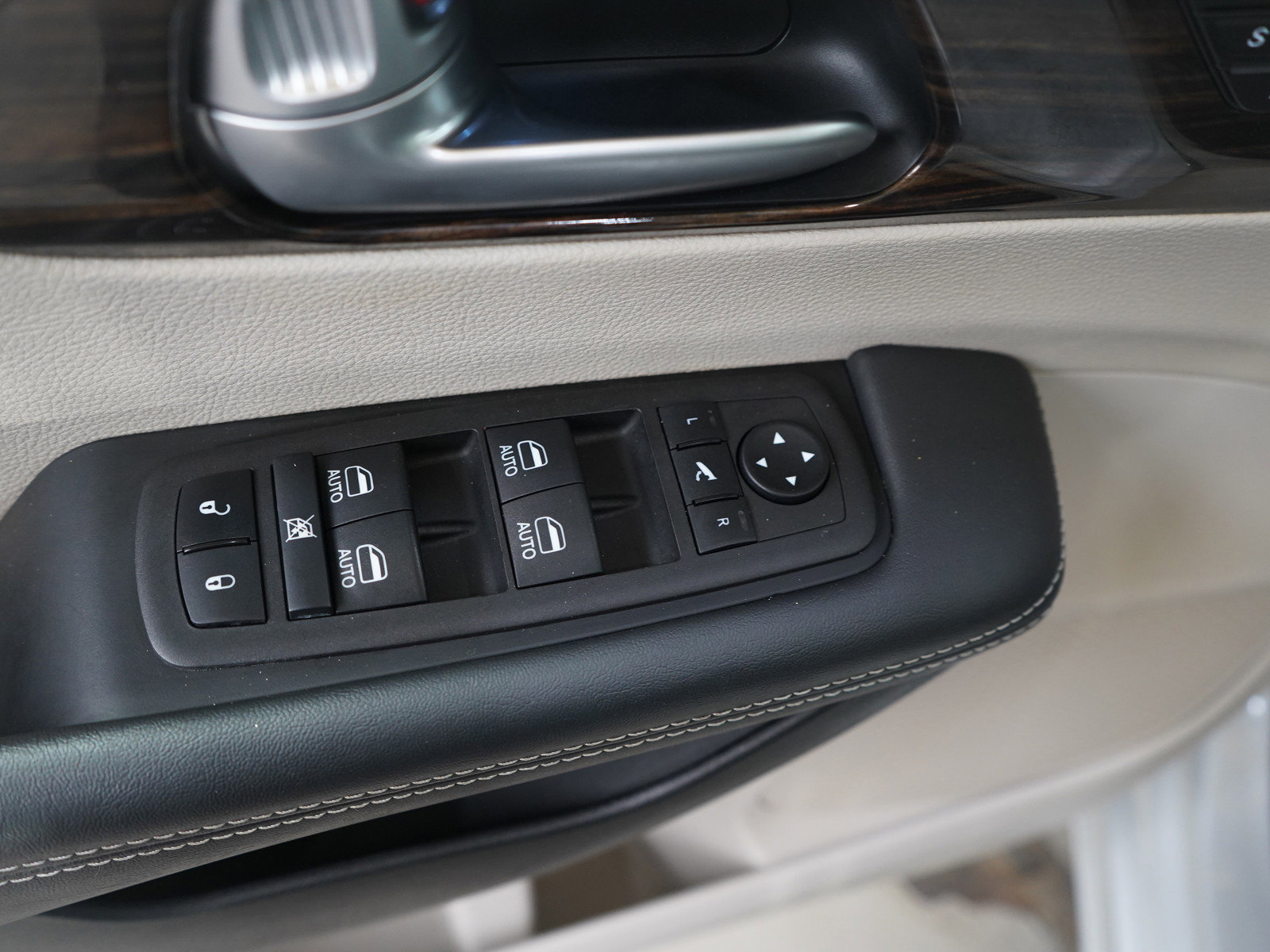 Used 2024 Chrysler Pacifica Limited image 23