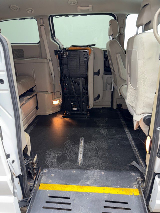 Used 2016 Dodge Grand Caravan SE w/ Quick Order Package 29E SE image 2