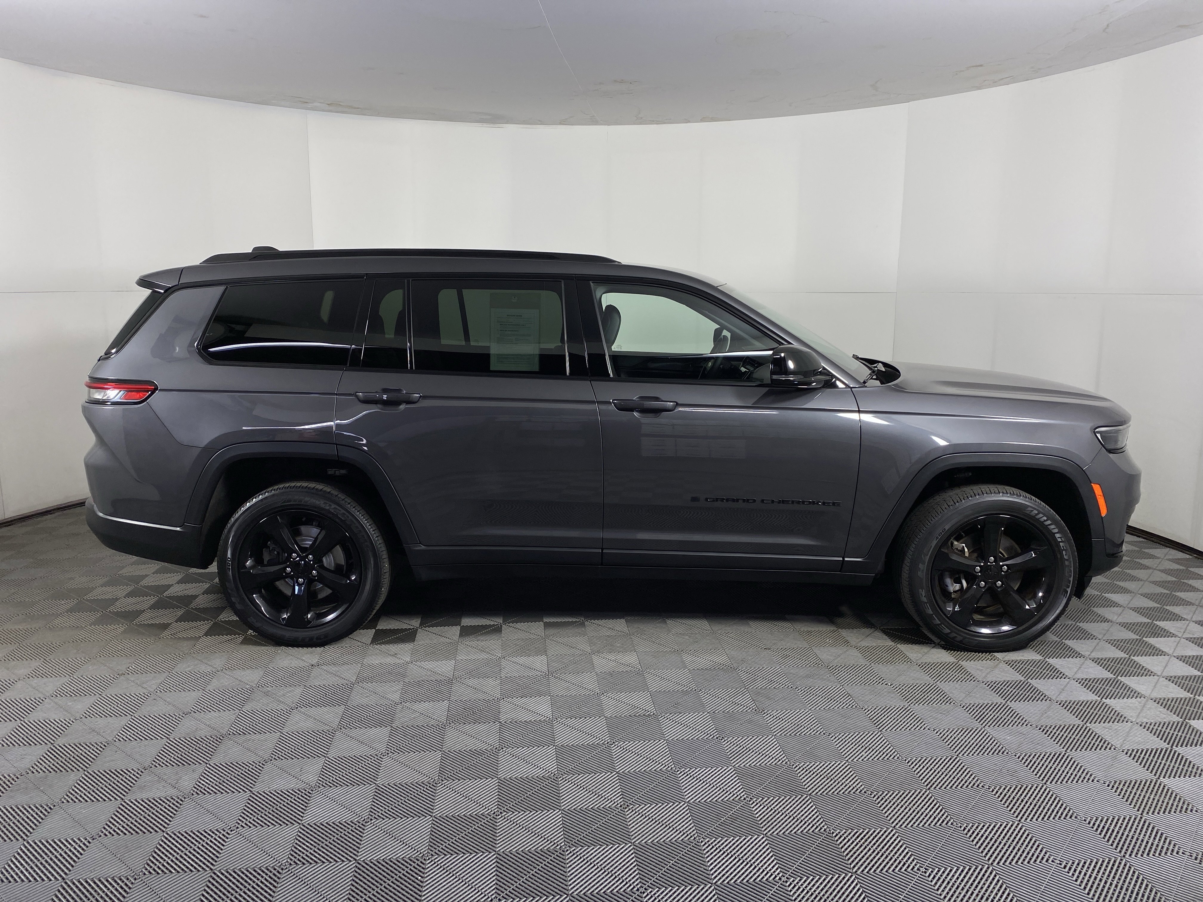 Used 2023 Jeep Grand Cherokee L Laredo image 6