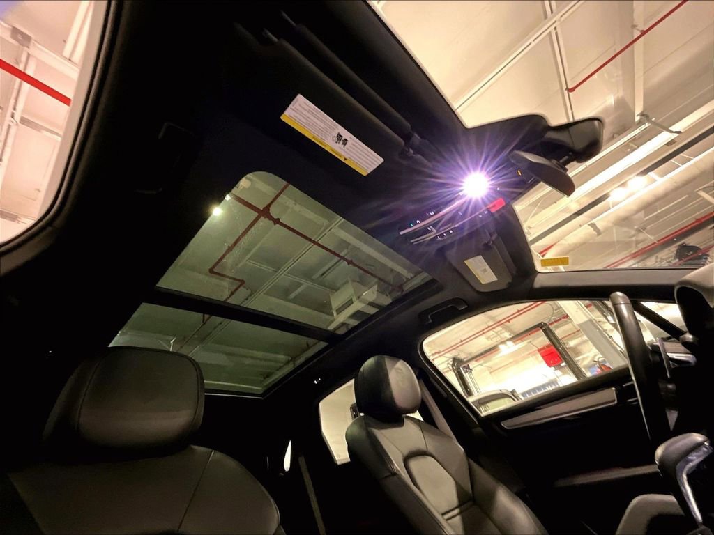 Certified 2023 Porsche Cayenne Platinum Edition image 27