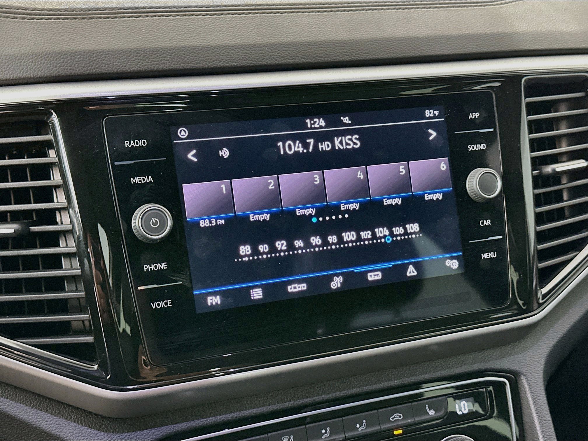 Used 2023 Volkswagen Atlas Cross Sport SE w/ Panoramic Sunroof Package FWD image 21