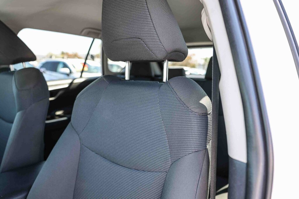 Certified 2021 Toyota RAV4 LE AWD/4WD image 15