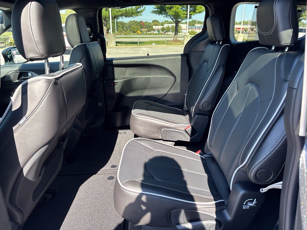 New 2027 Chrysler Pacifica Limited w/ Family Tech Group FWD image 17