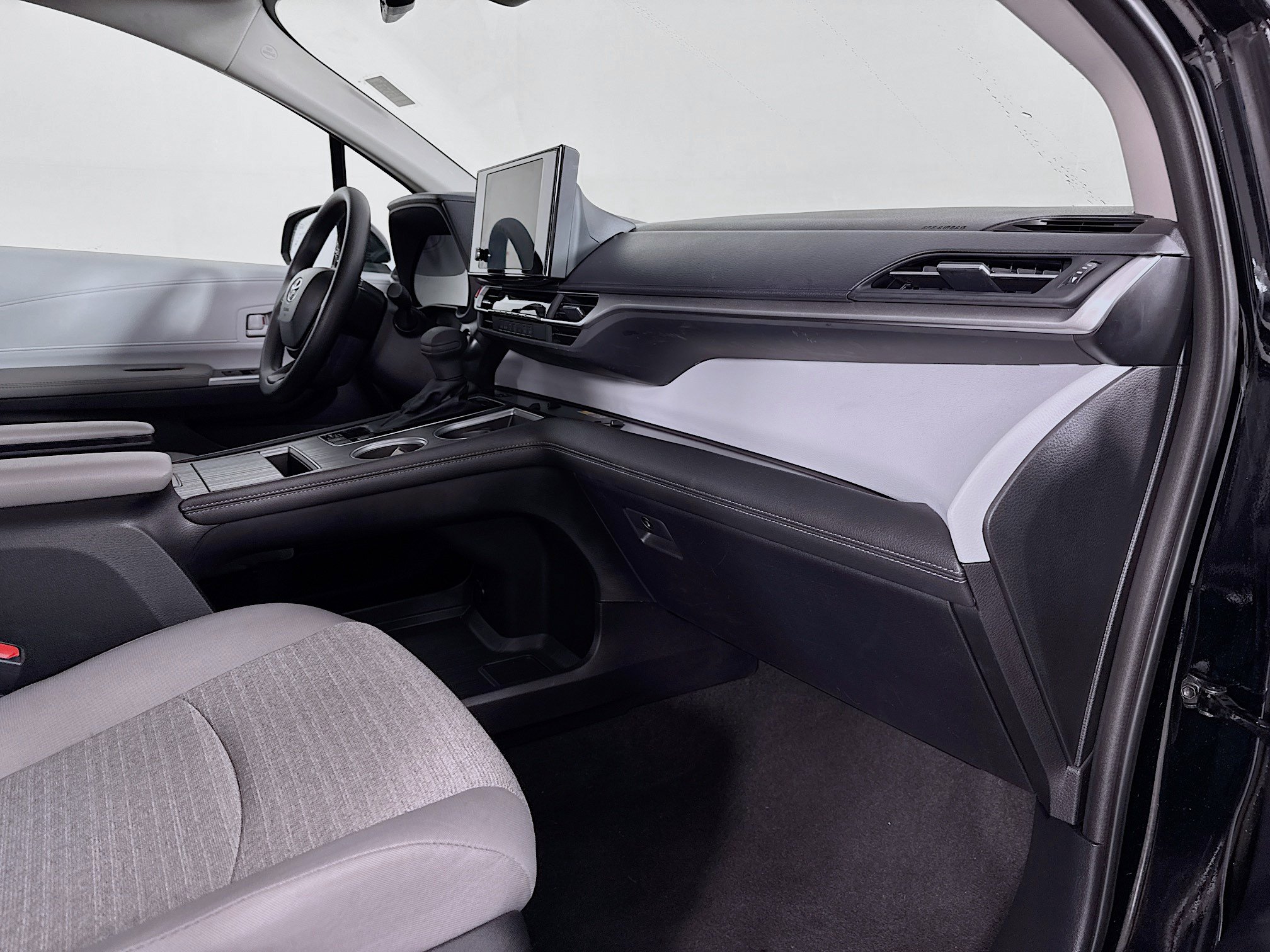 Certified 2026 Toyota Sienna LE FWD image 29