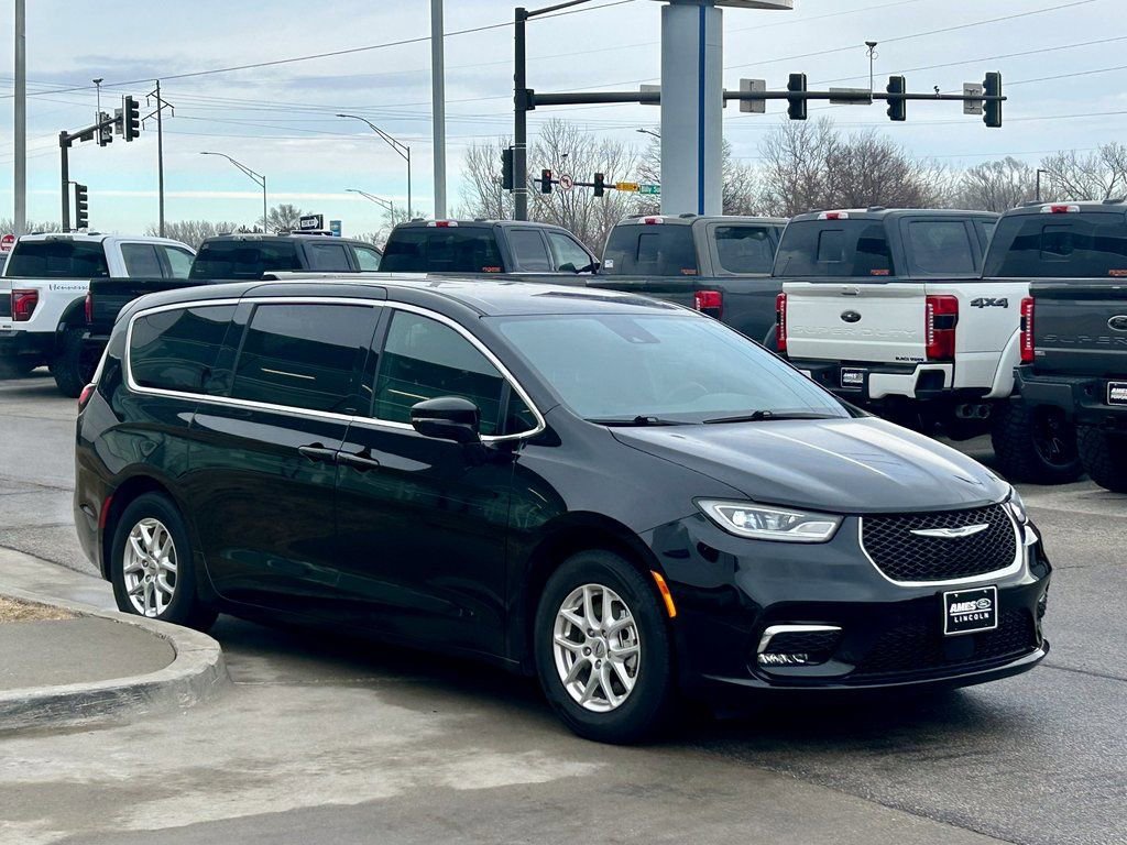 Used 2025 Chrysler Pacifica Select image 6