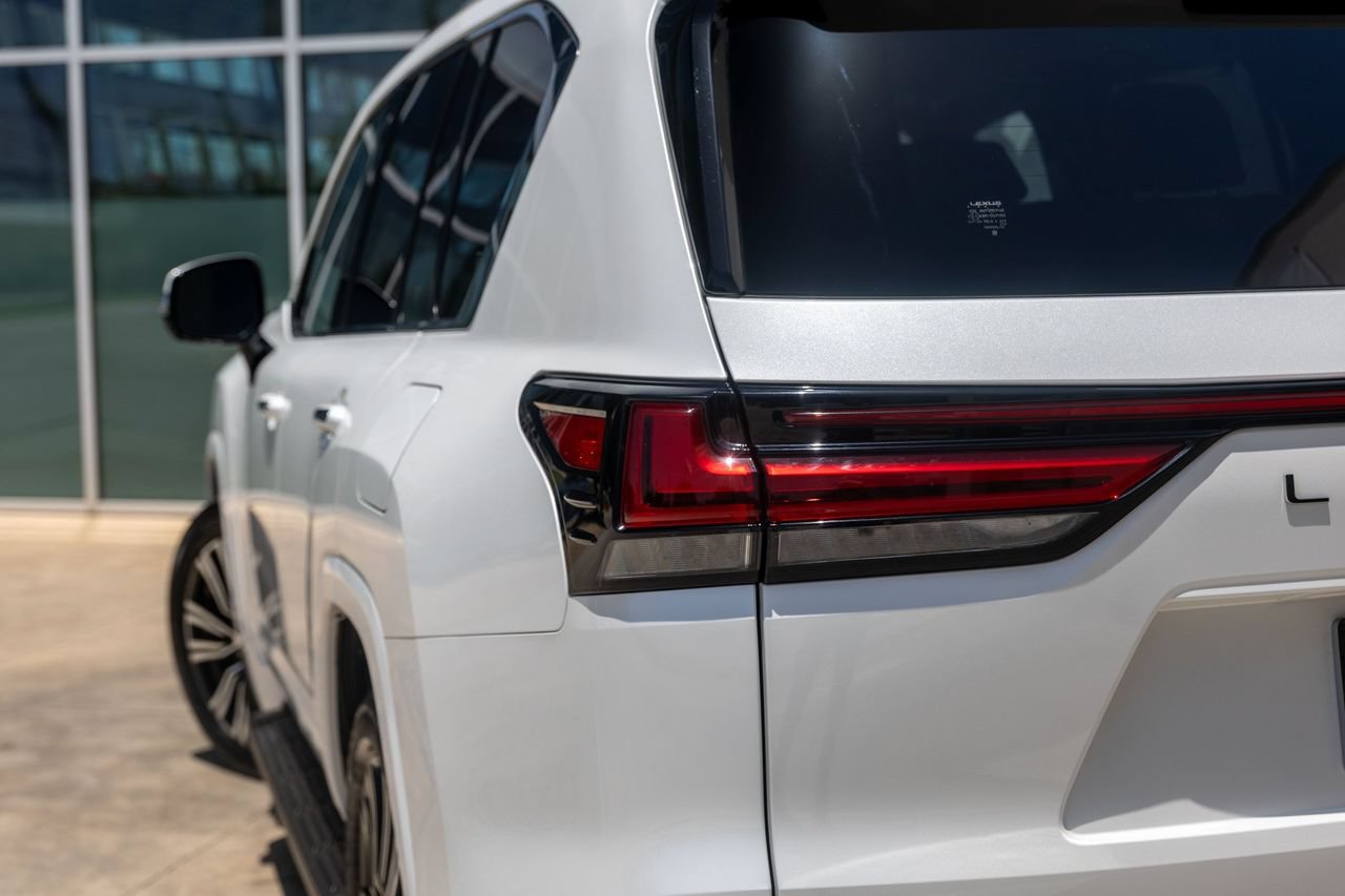 Used 2024 Lexus LX 600 4WD w/ Luxury Package image 11