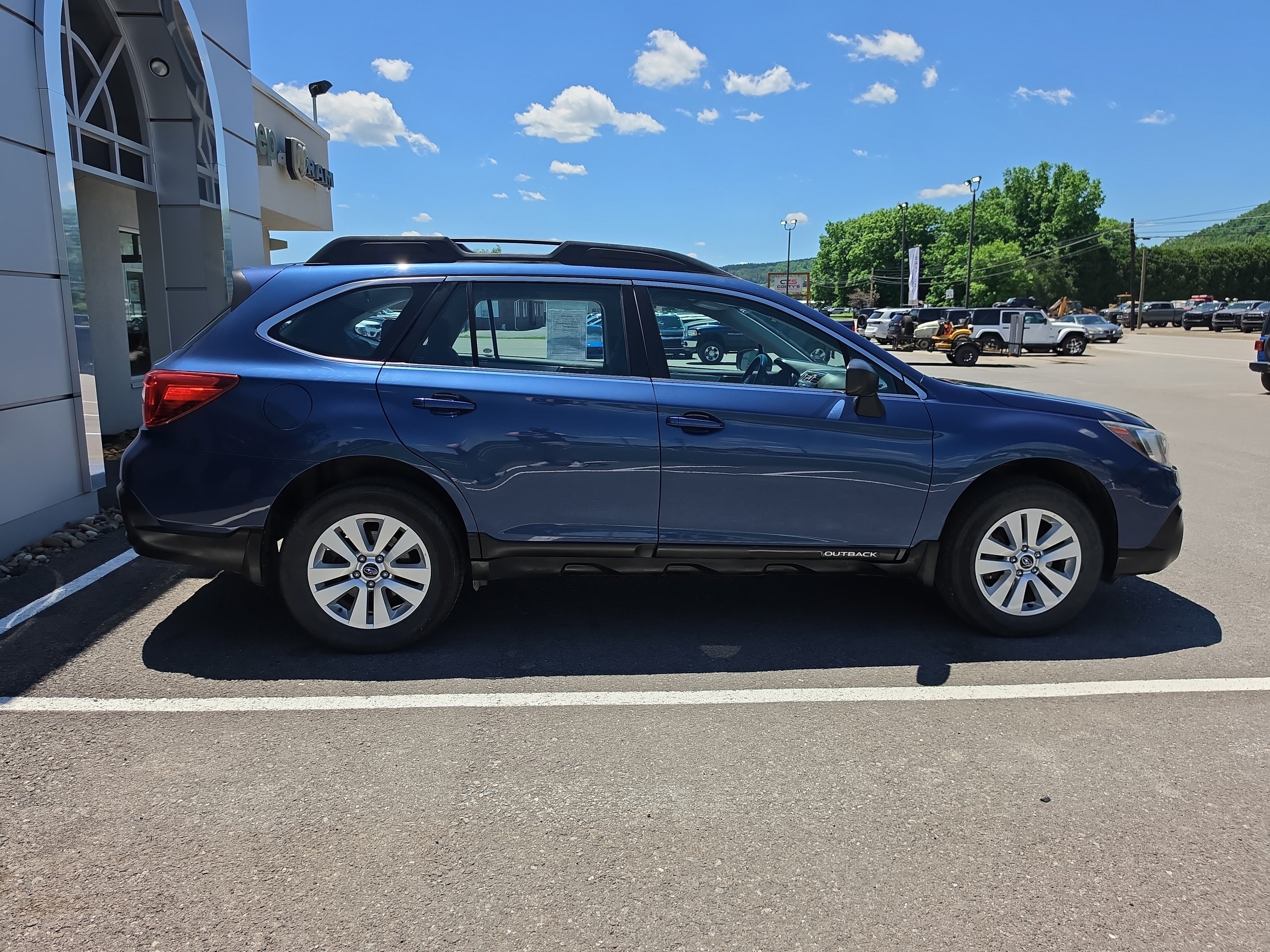 Used 2019 Subaru Outback 2.5i AWD/4WD image 2