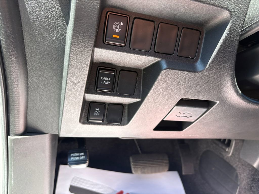 Used 2025 Nissan Frontier SV image 28