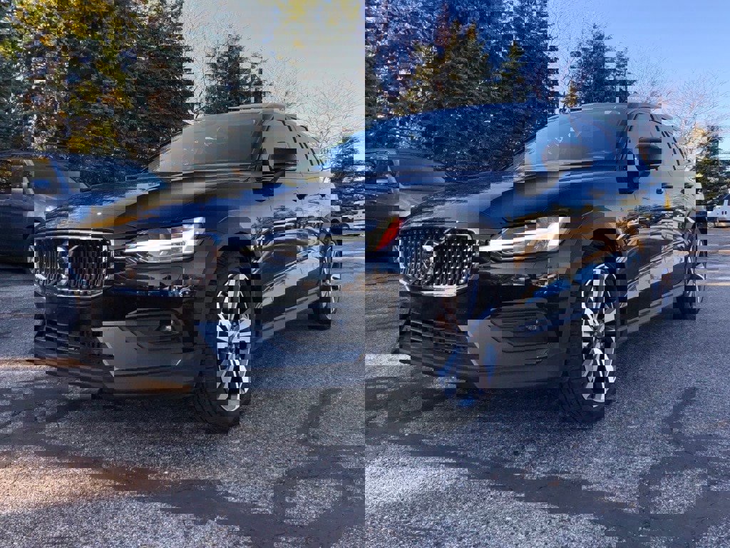 Used 2025 Volvo V60 B5 Cross Country Plus image 3