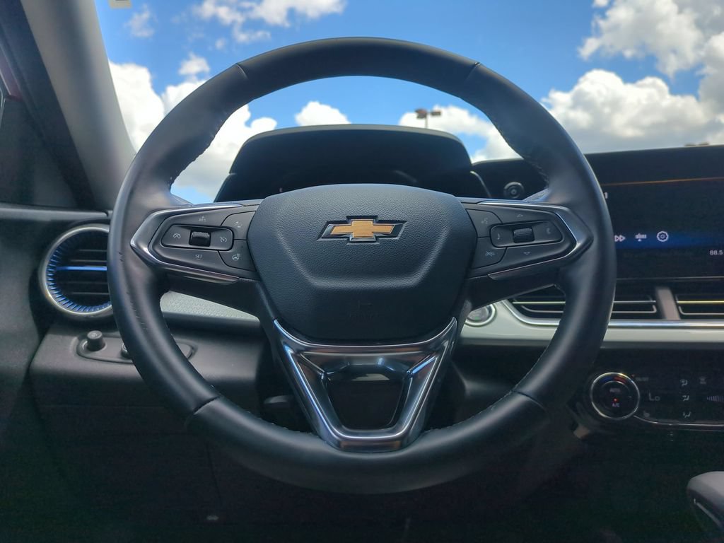 Used 2025 Chevrolet Trax LT w/ LT Convenience Package FWD image 22