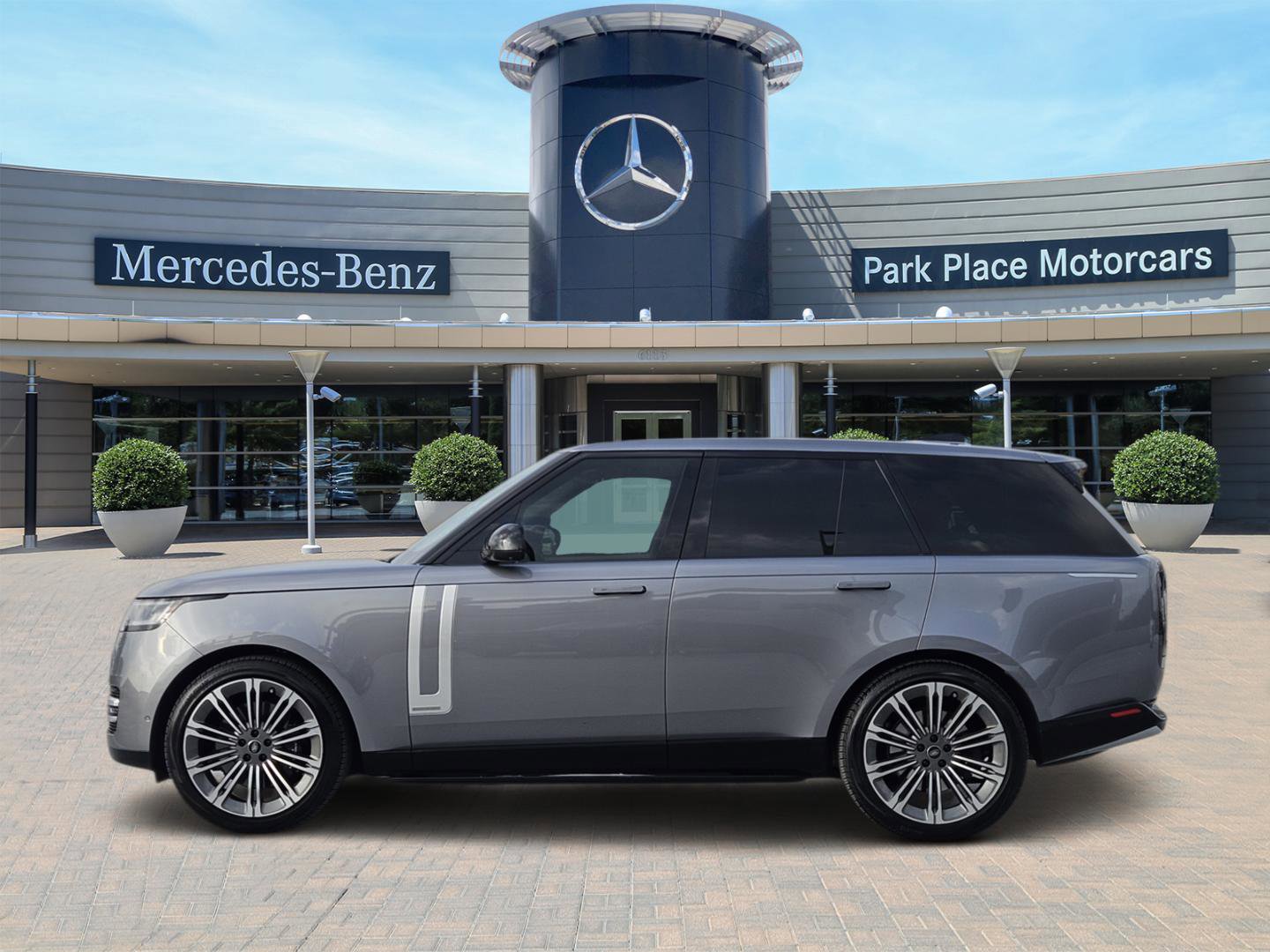Used 2024 Land Rover Range Rover Autobiography image 3