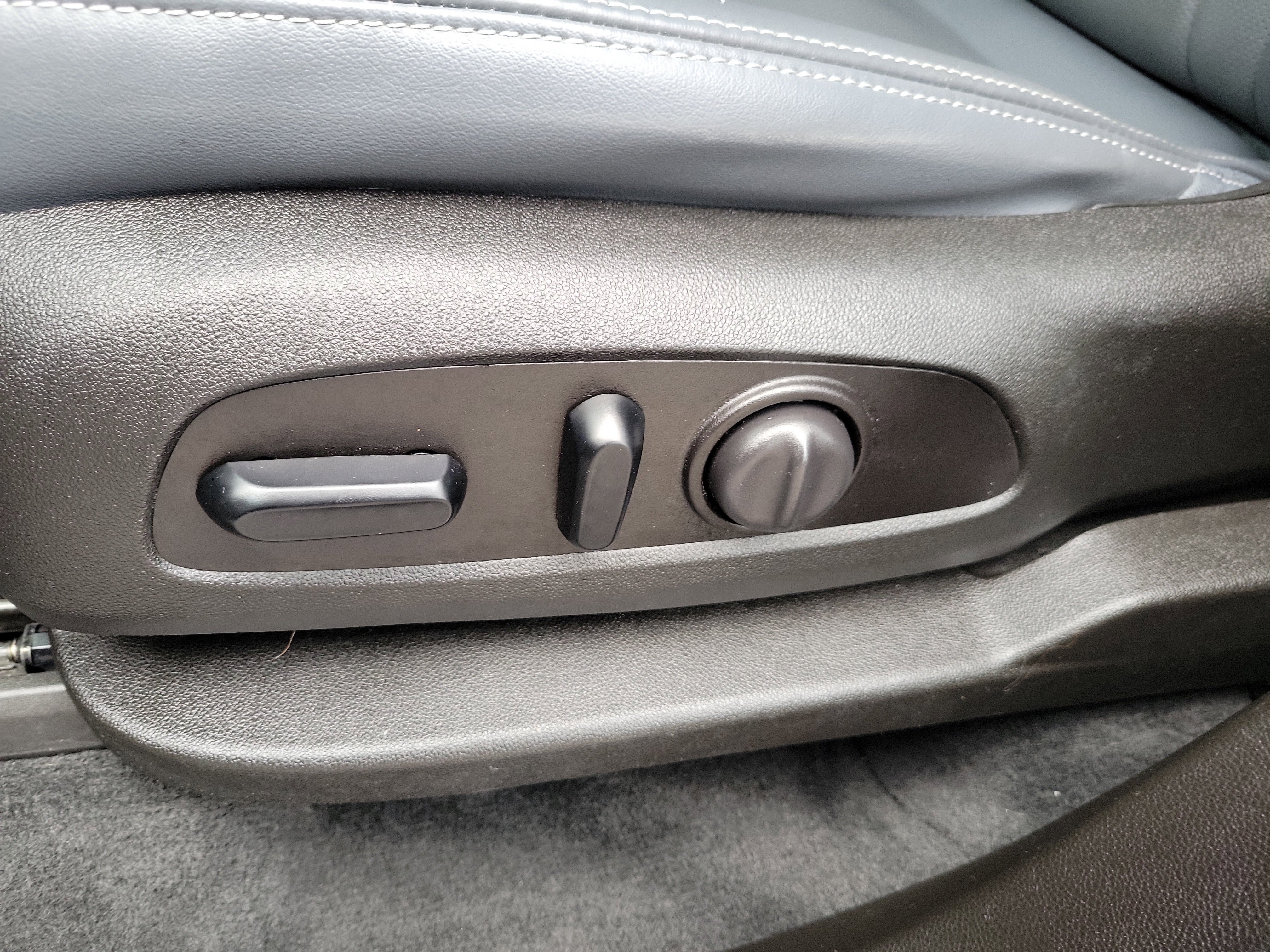 Used 2021 Buick Enclave Essence w/ Sport Touring Edition image 17