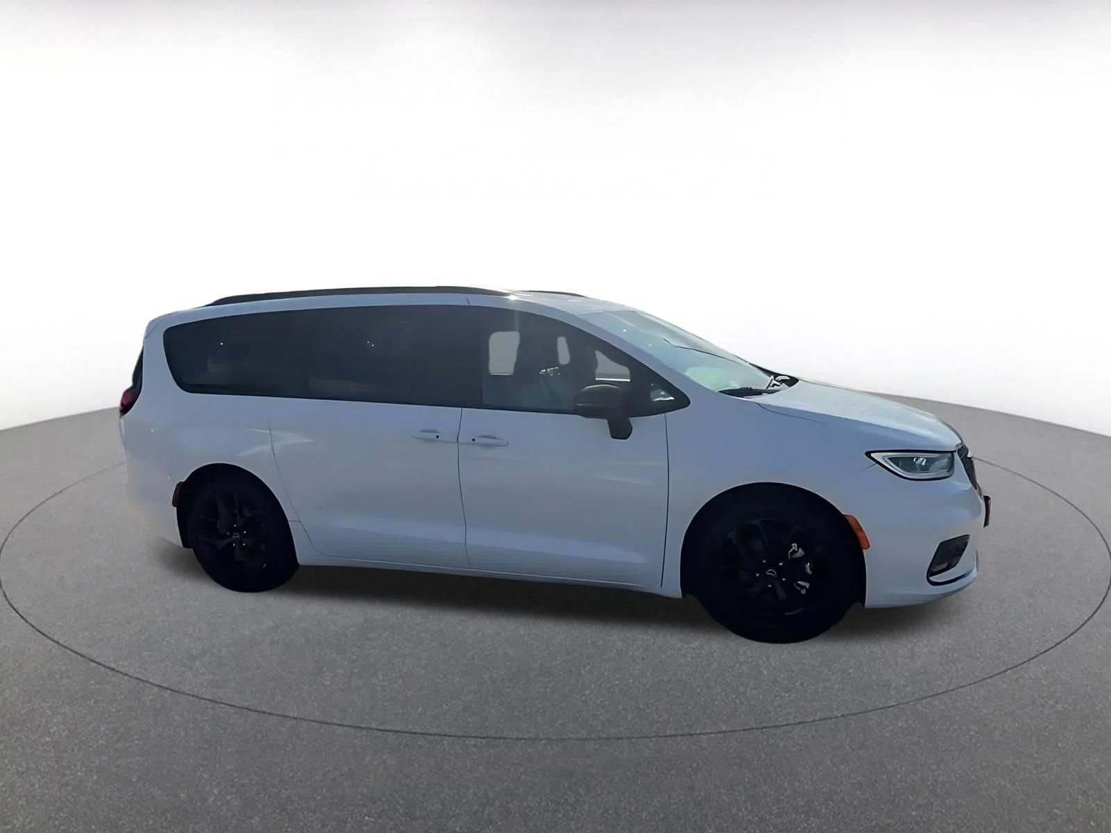 Used 2025 Chrysler Pacifica Limited FWD image 2