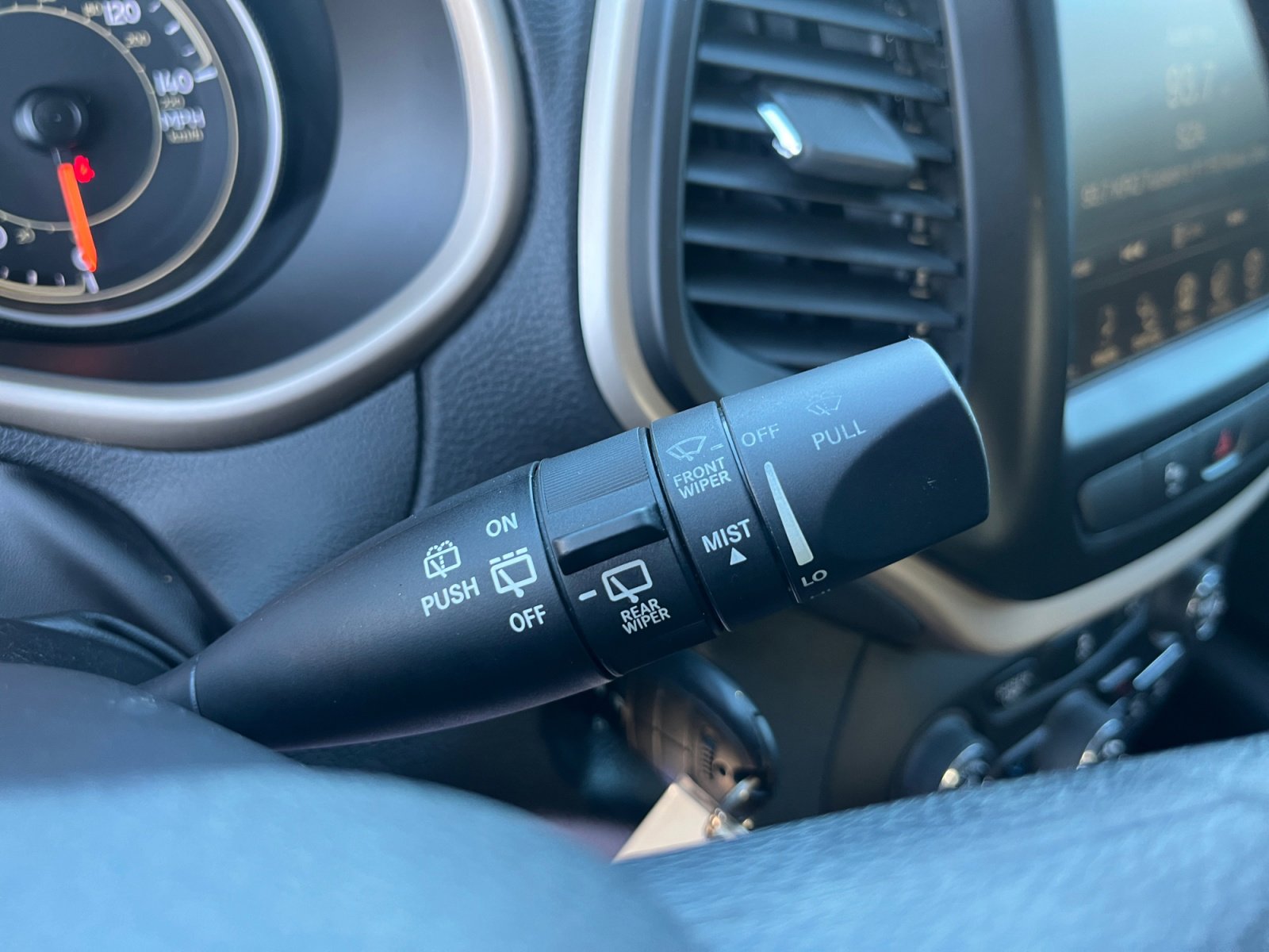 Used 2018 Jeep Cherokee Latitude image 11