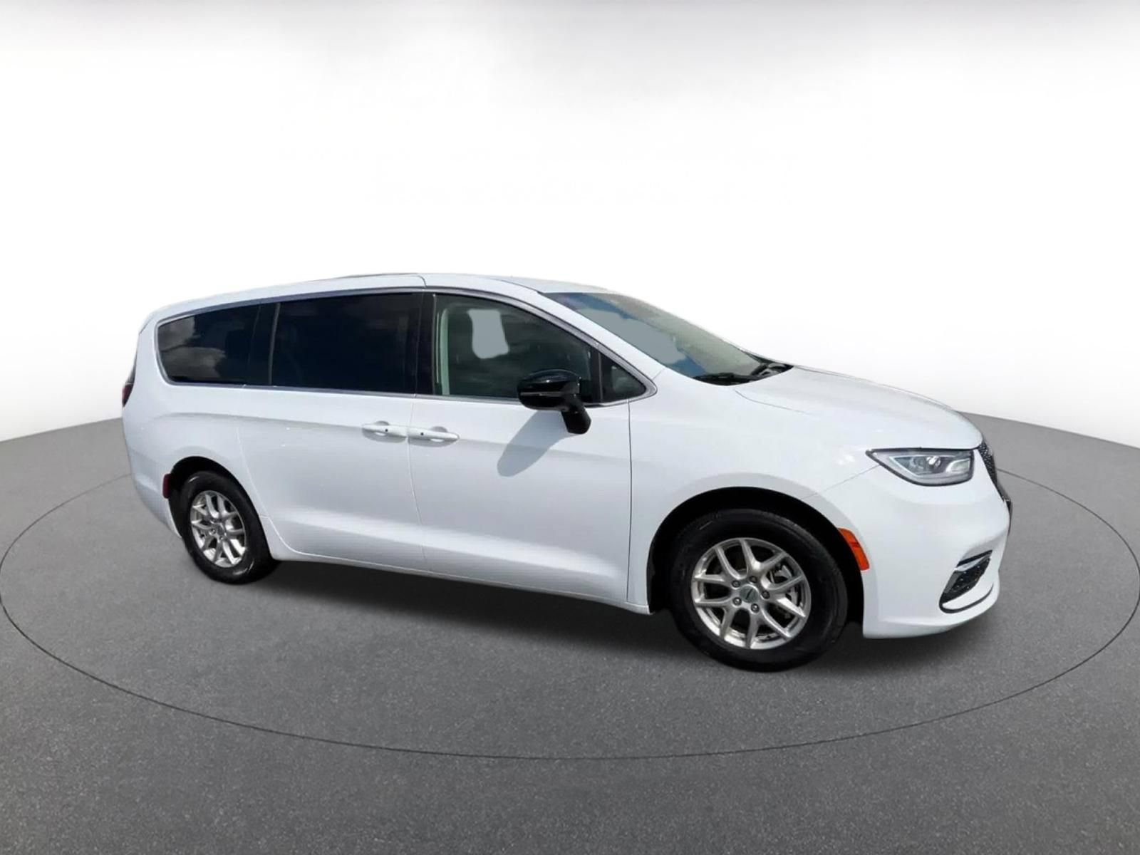 Used 2024 Chrysler Pacifica Touring-L FWD video 2