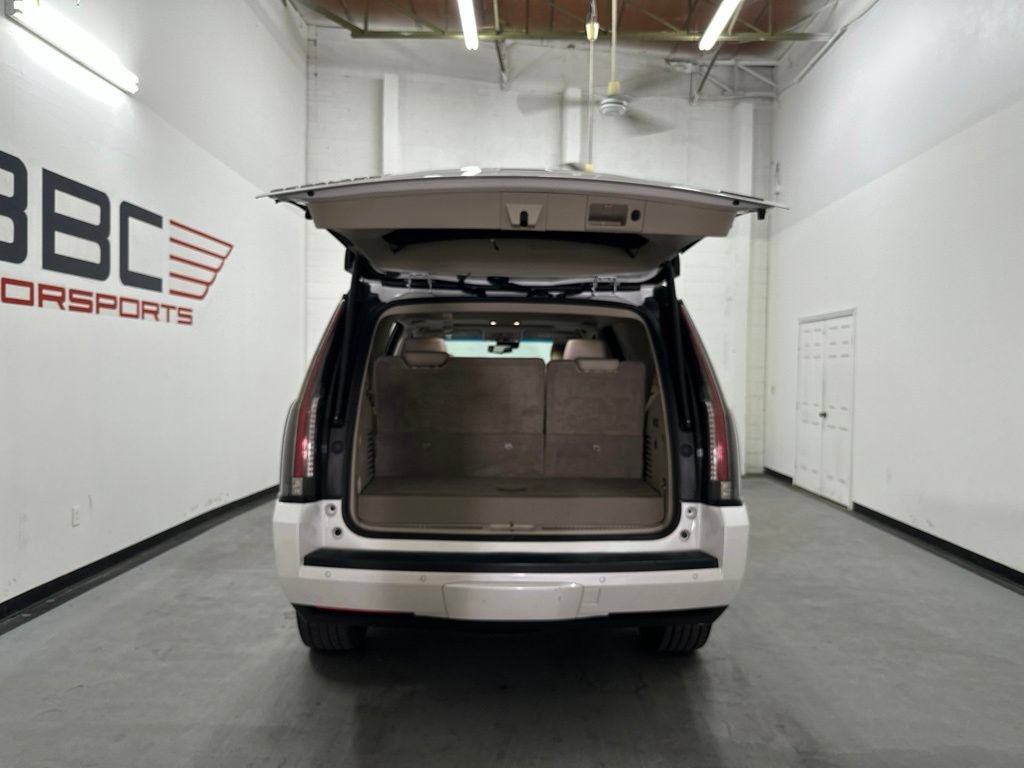 Used 2019 Cadillac Escalade Luxury AWD/4WD image 14