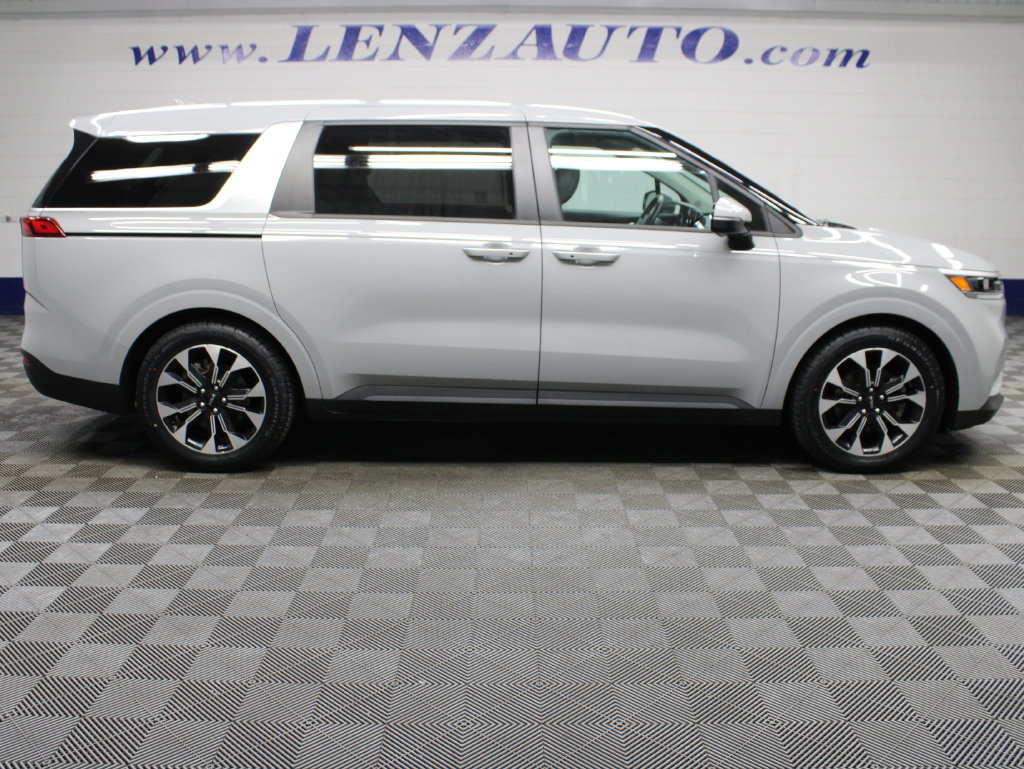 Used 2023 Kia Carnival EX FWD image 2