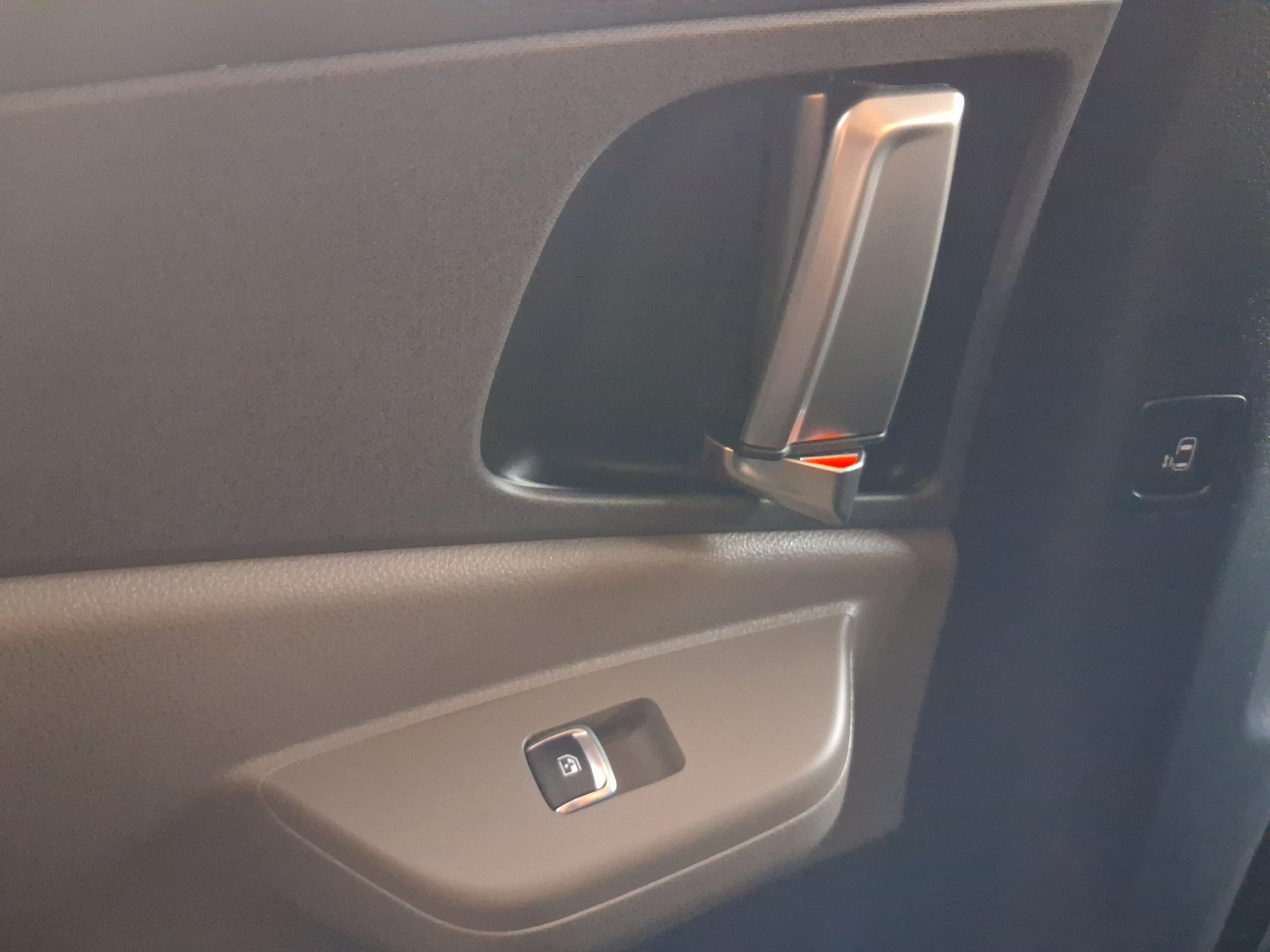 Used 2025 Kia Carnival EX FWD image 25