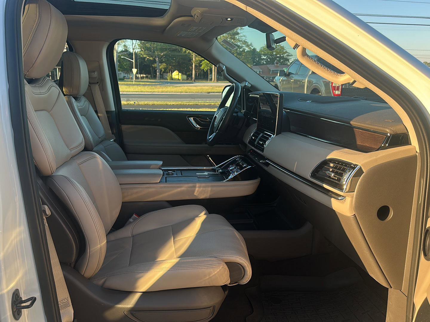 Used 2024 Lincoln Navigator Premiere AWD/4WD image 12
