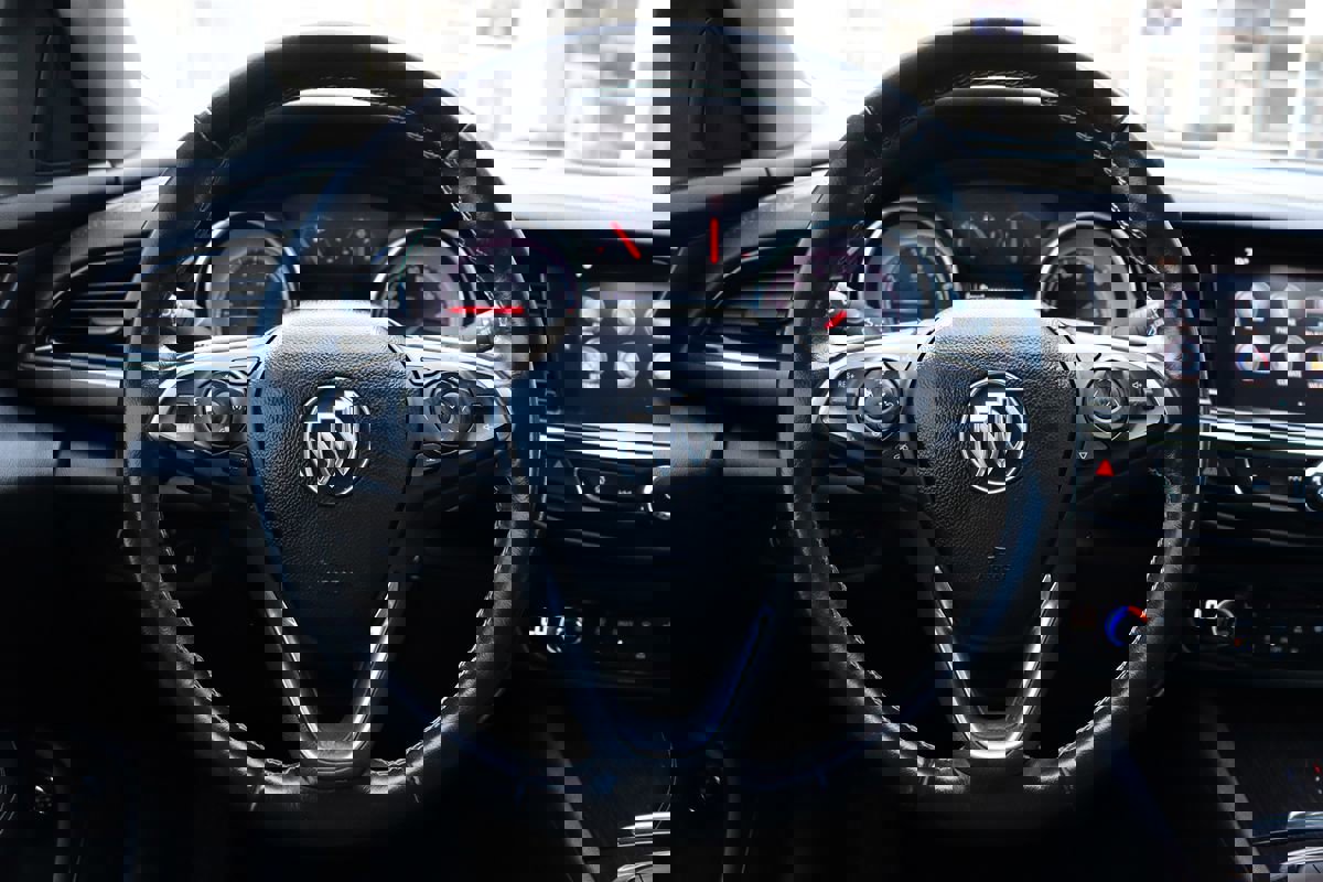 Used 2018 Buick Regal Essence w/ Driver Confidence Package #1 image 14