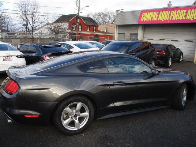 Used 2017 Ford Mustang Coupe image 2