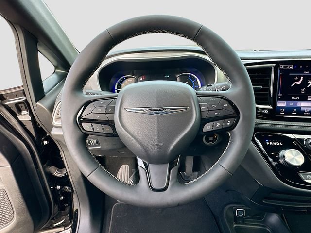 Used 2024 Chrysler Pacifica Select image 11