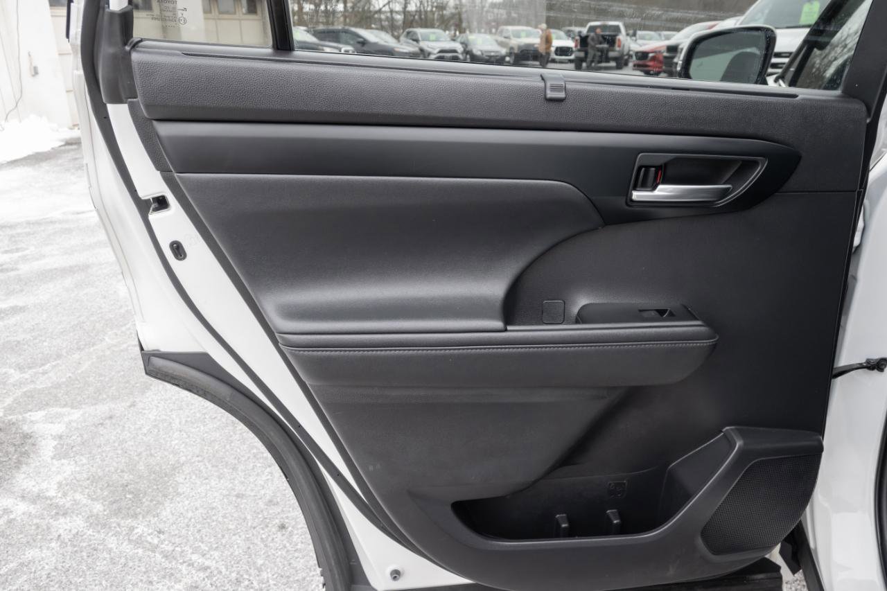 Used 2021 Toyota Highlander XLE image 18