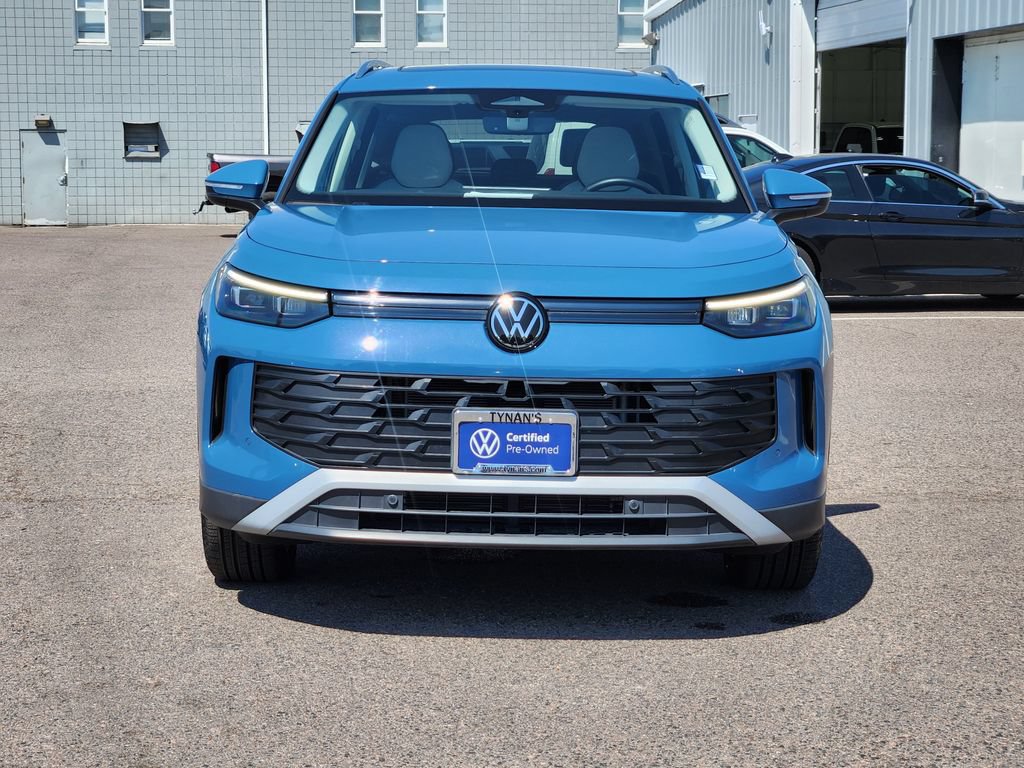 Used 2025 Volkswagen Tiguan SE AWD/4WD image 2