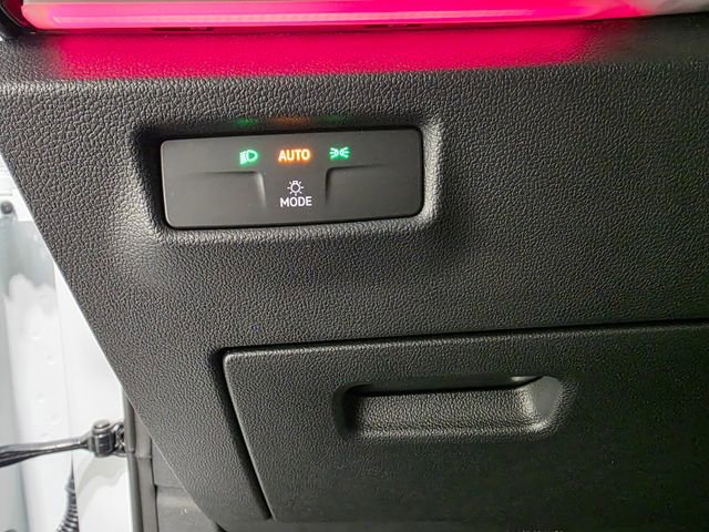 Certified 2025 Volkswagen Tiguan SE image 18