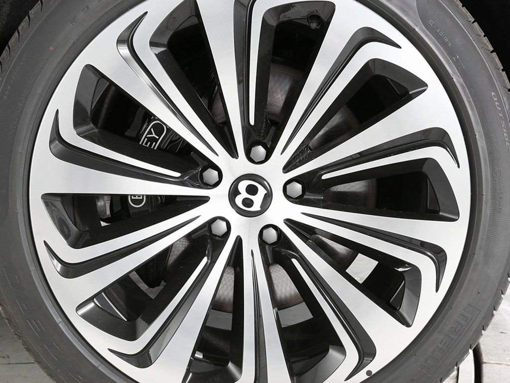 Used 2025 Bentley Bentayga image 6