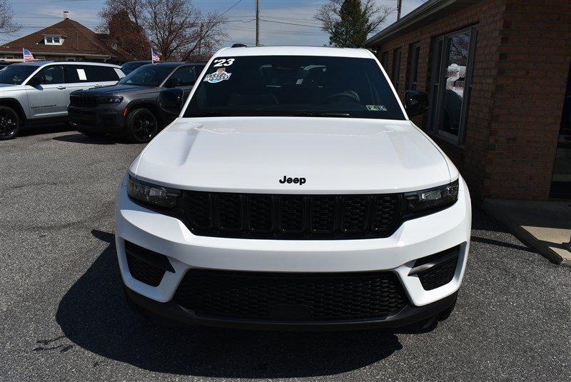 Used 2023 Jeep Grand Cherokee Altitude AWD/4WD image 8