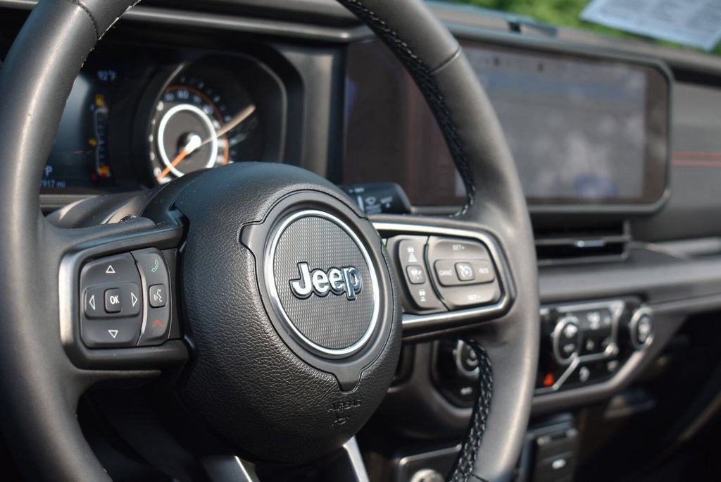 Used 2025 Jeep Wrangler Unlimited Rubicon AWD/4WD image 13