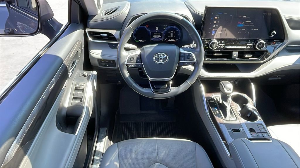 Used 2024 Toyota Highlander Limited AWD/4WD image 13