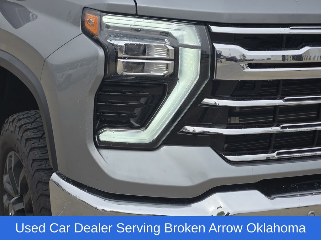 Used 2025 Chevrolet Silverado 2500 LTZ w/ LTZ Plus Package image 9