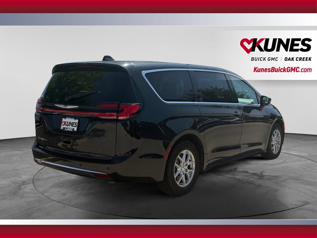 Used 2023 Chrysler Pacifica Touring-L FWD image 10
