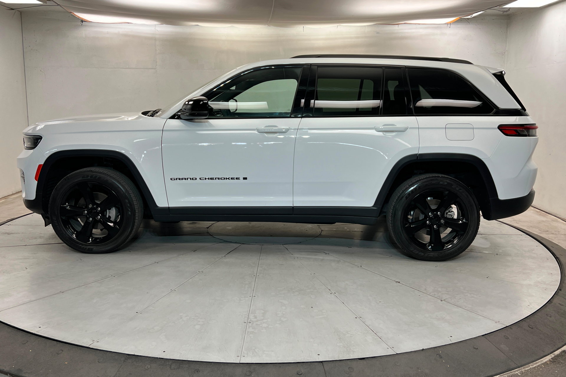 Certified 2023 Jeep Grand Cherokee Altitude AWD/4WD image 2