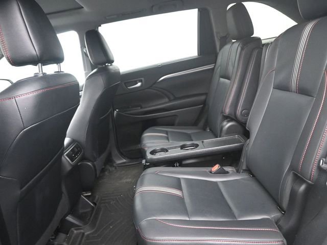 Used 2019 Toyota Highlander SE image 16