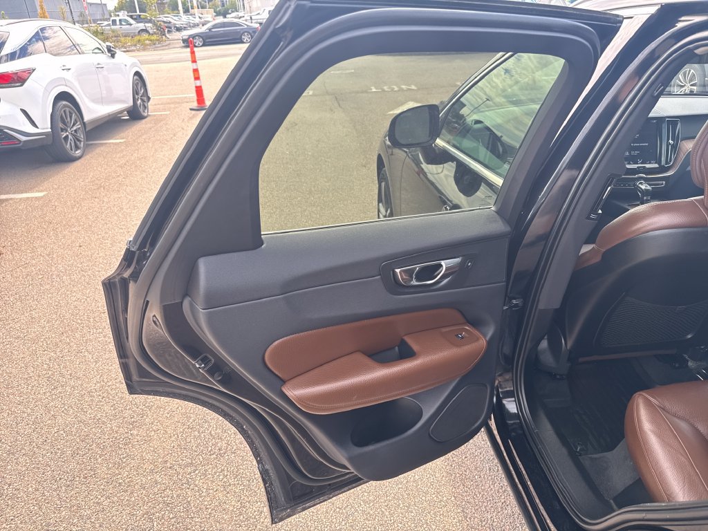 Used 2019 Volvo XC60 T5 Momentum w/ Protection Package Premier AWD/4WD image 38