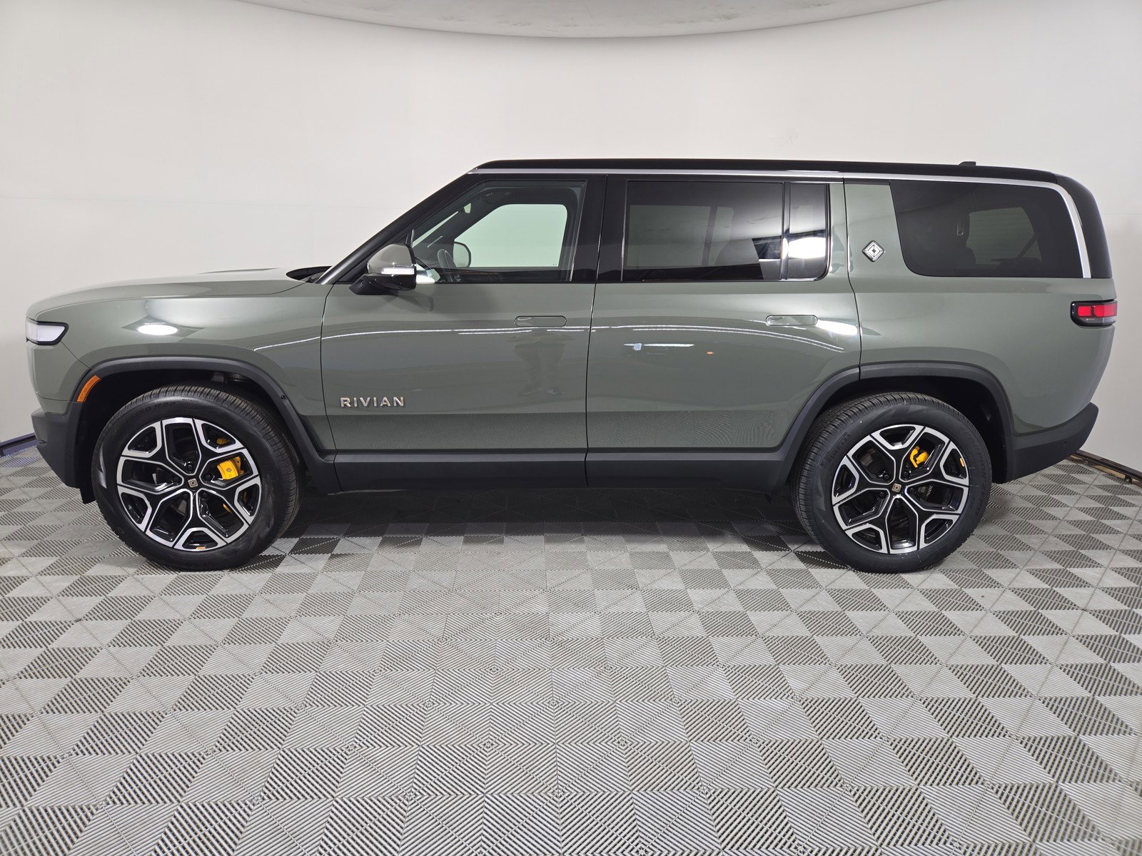 Used 2023 Rivian R1S Launch Edition AWD/4WD image 2
