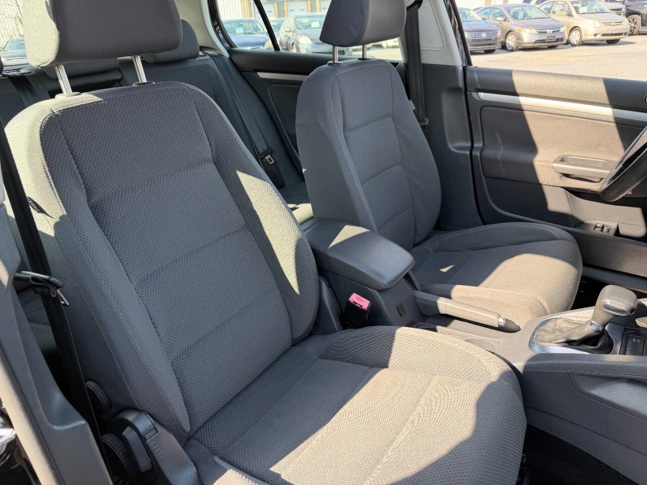 Used 2009 Volkswagen Rabbit S image 36