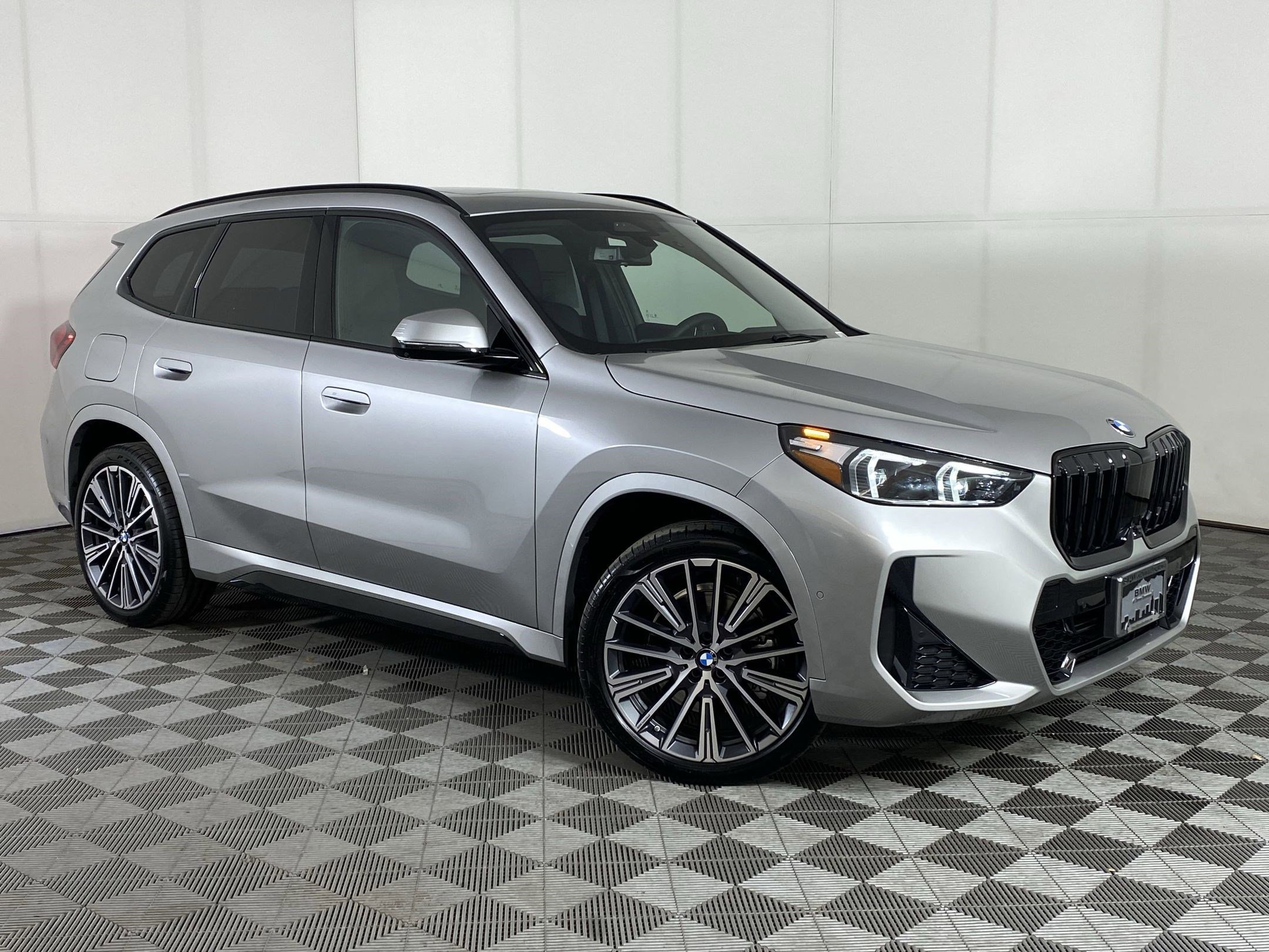 Used 2025 BMW X1 xDrive28i w/ Technology Package image 6