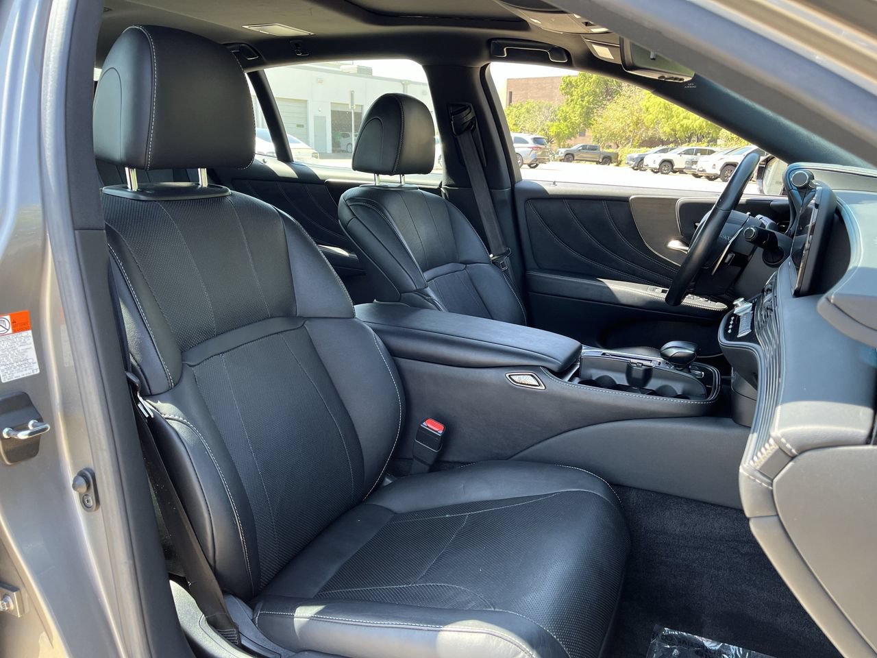 Used 2021 Lexus LS 500 w/ Accessory Package (Z2) RWD image 25