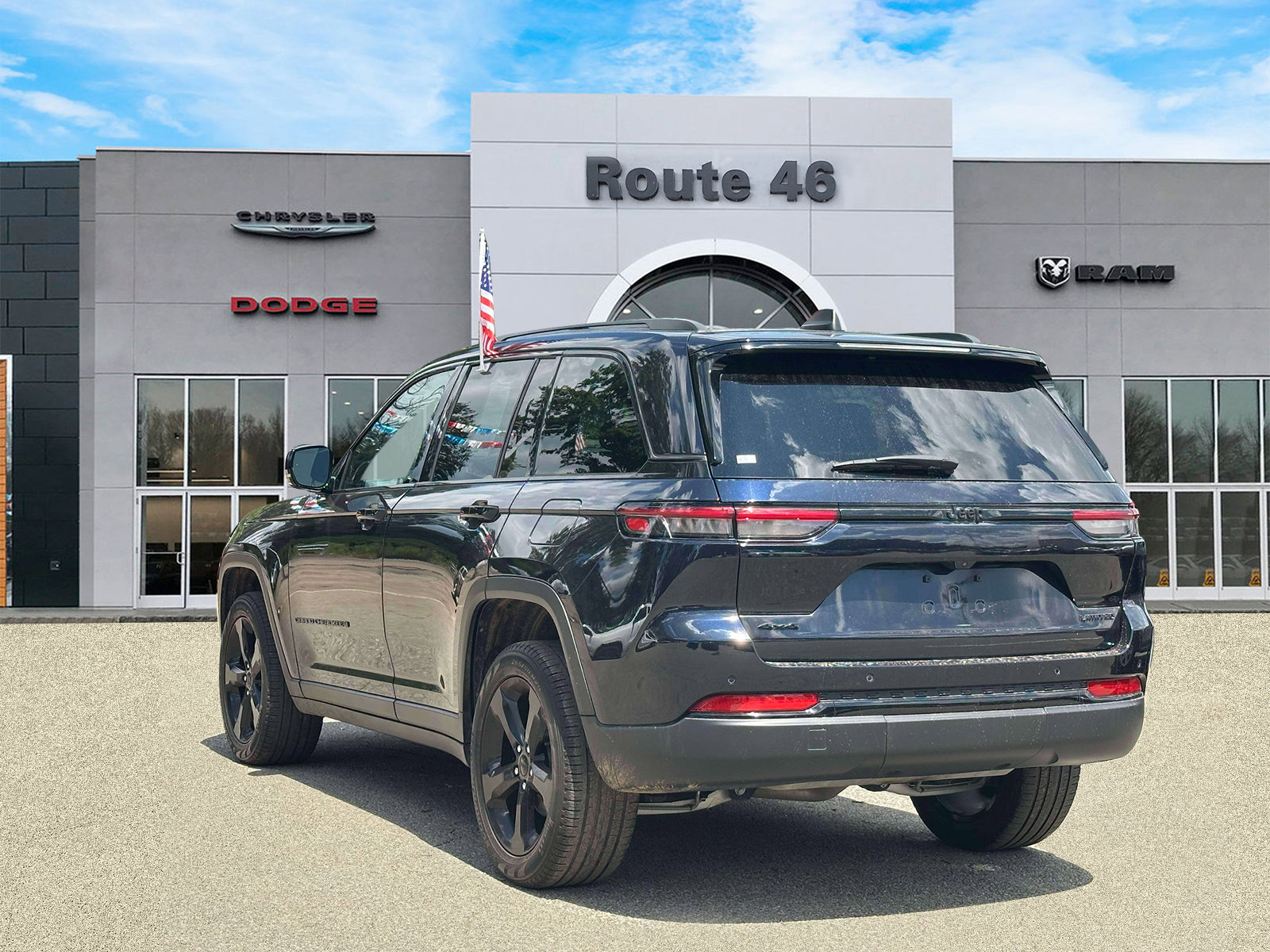 Used 2024 Jeep Grand Cherokee Limited w/ Black Appearance Package AWD/4WD image 4