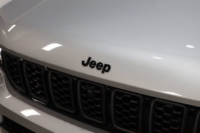 Used 2023 Jeep Grand Cherokee L Summit w/ Advanced Protech Group IV AWD/4WD image 10