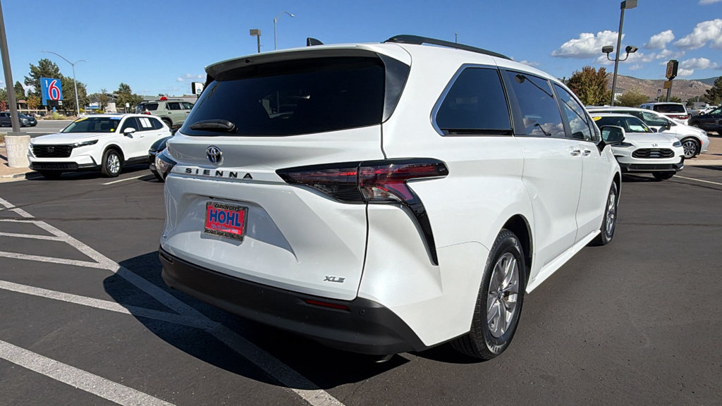 Used 2025 Toyota Sienna XLE FWD image 3