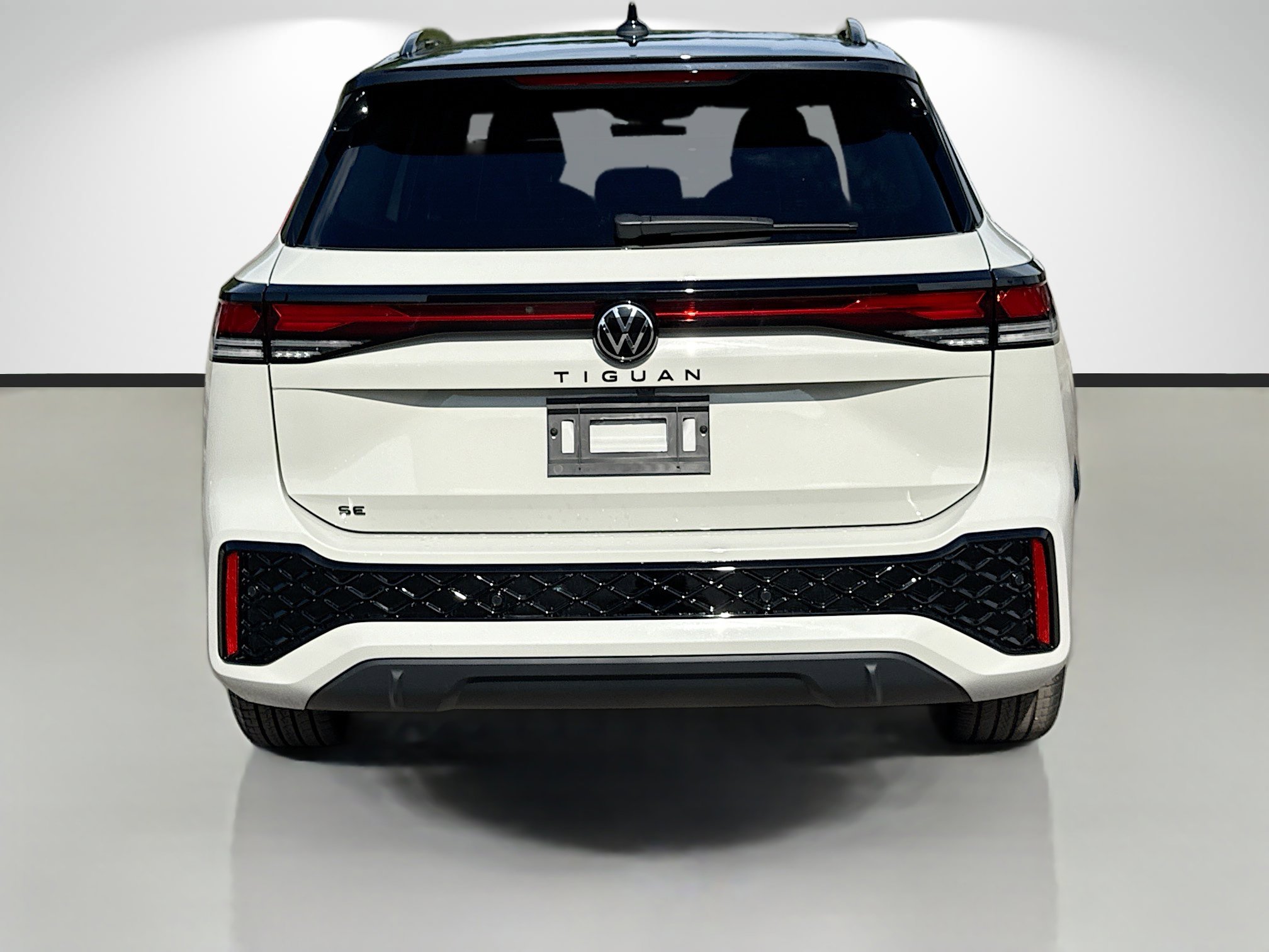 New 2026 Volkswagen Tiguan SE R-Line FWD image 4