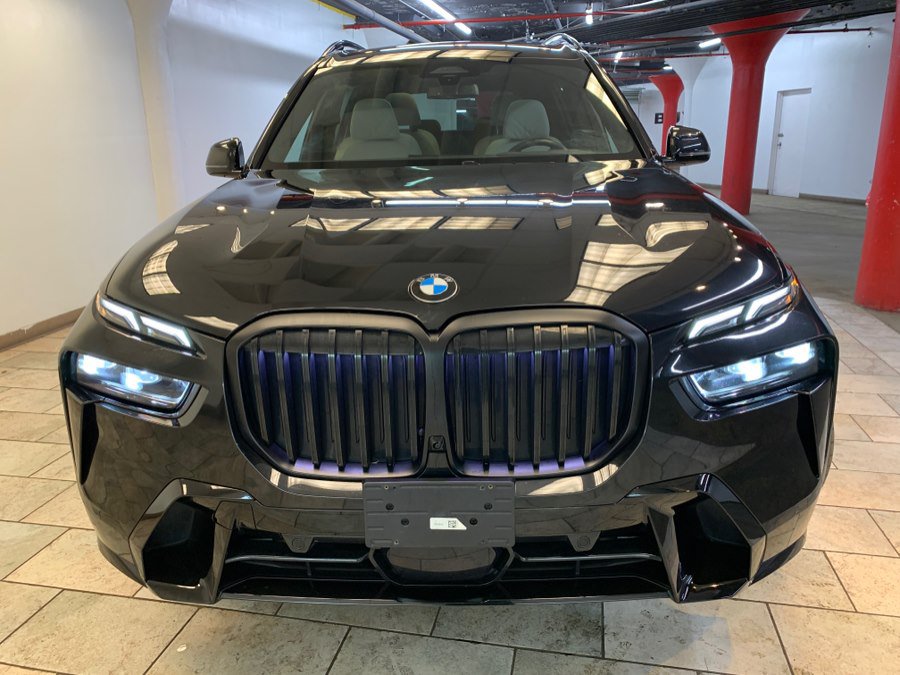 Used 2024 BMW X7 xDrive40i w/ M Sport Package AWD/4WD image 3