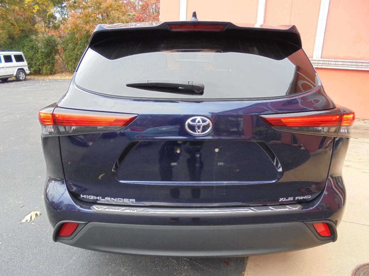 Used 2021 Toyota Highlander XLE AWD/4WD image 35